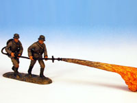 2 Mann mit Flammenwerfer