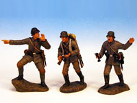 2 Offiziere und Soldat, angreifend