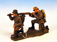 2 Mann mit Panzerb�chse, feuernd
